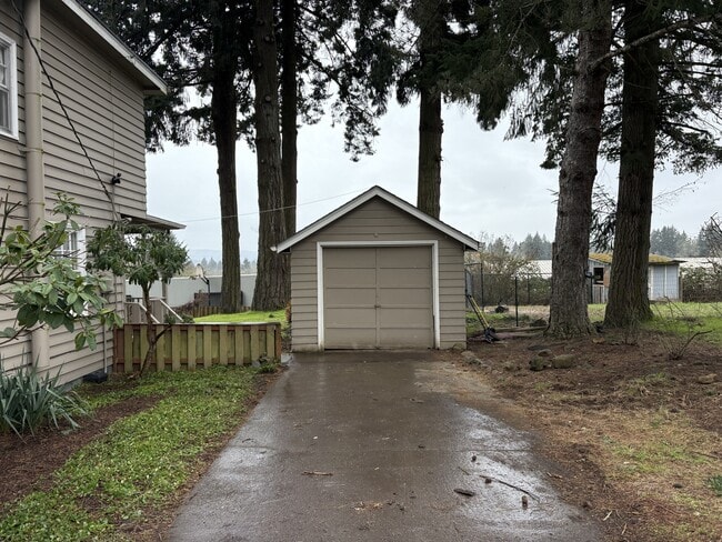 Building Photo - 16093 SW Roy Rogers Rd