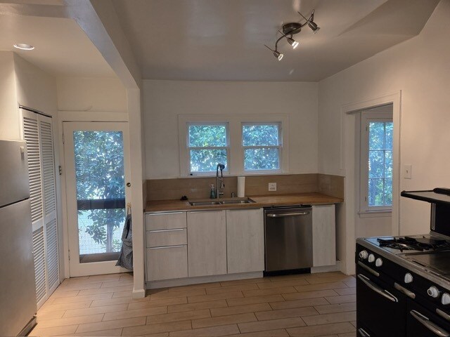 Kitchen - 1009 Havenhurst Dr