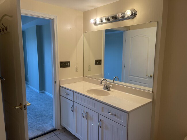 Building Photo - 102 Williams St