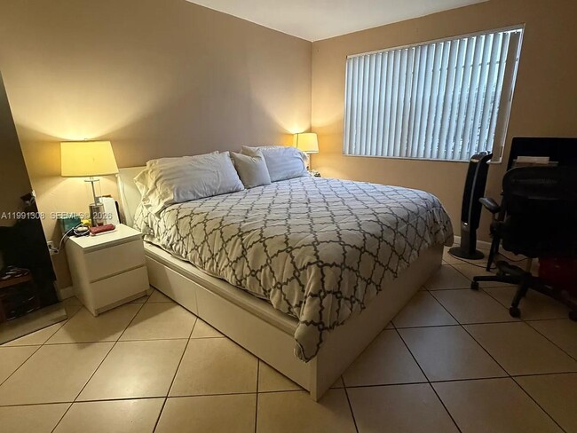 Building Photo - 9715 Fontainebleau Blvd