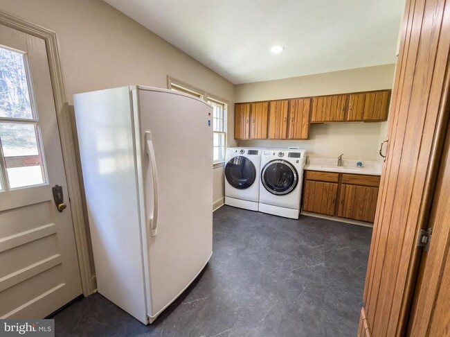 Building Photo - 37899 Snickersville Turnpike