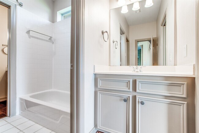 Building Photo - 13661 Lakeside Pl Dr