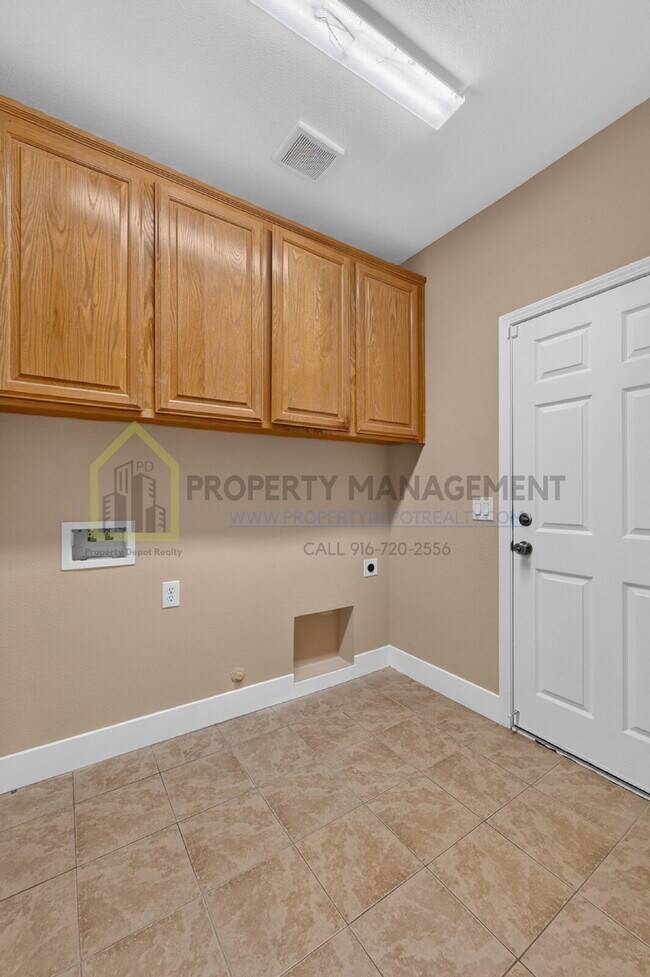Building Photo - Spacious 3-Bed, 2-Bath Retreat on Charm Way