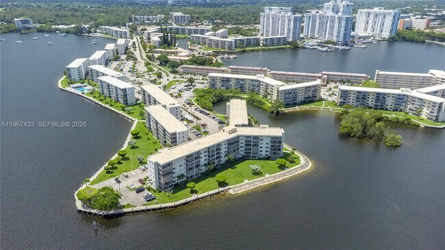 Building Photo - 2859 Leonard Dr