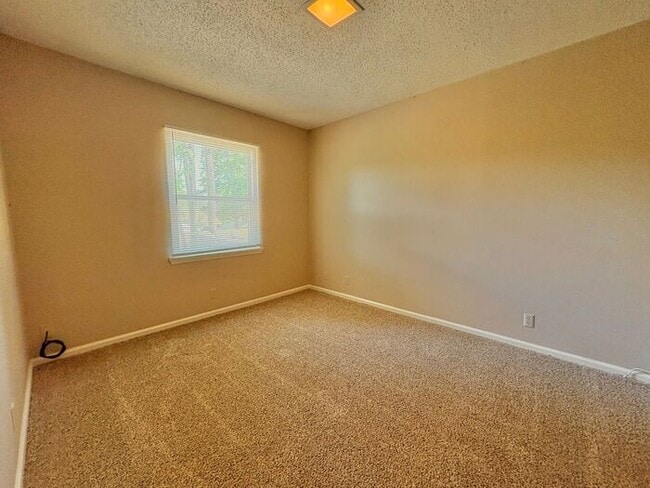 Building Photo - Available Now! Beautiful 3 bedroom 2.5 bat...