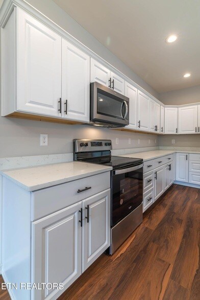 Building Photo - 619 Midlake Dr NE