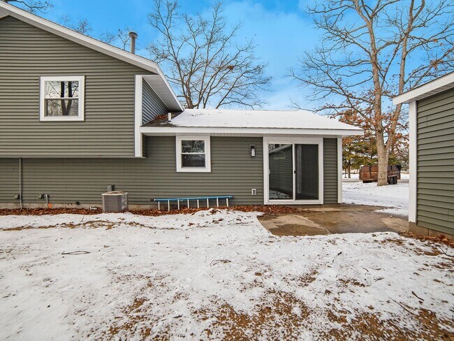 Building Photo - 556/558 Quarterline