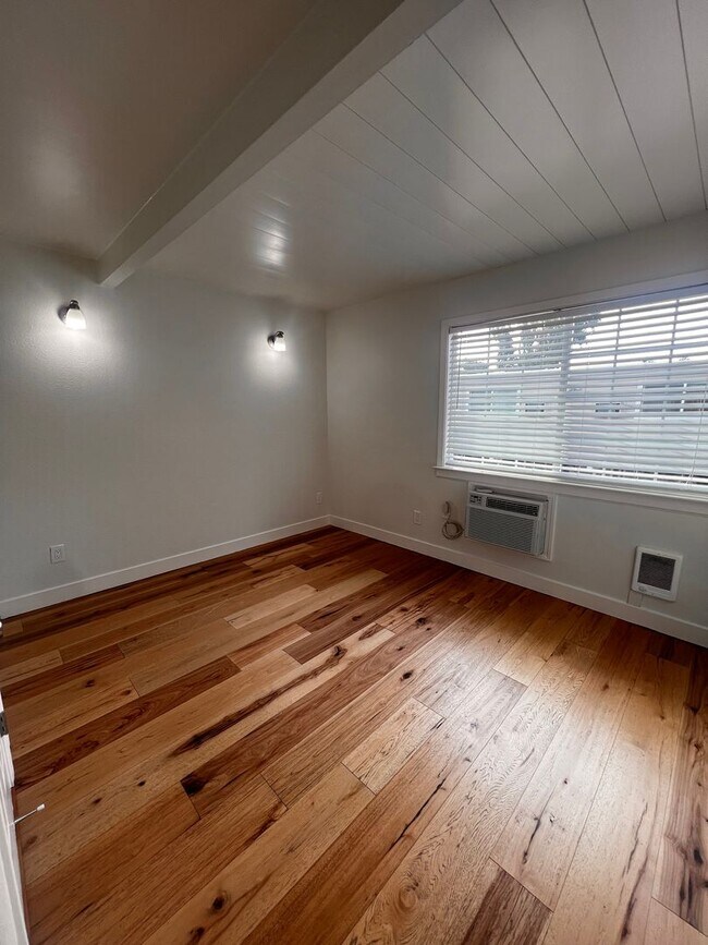 Building Photo - 2 bedroom 2 bath in Concord
