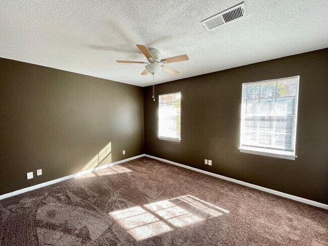 Building Photo - 1704 Devonwood Dr