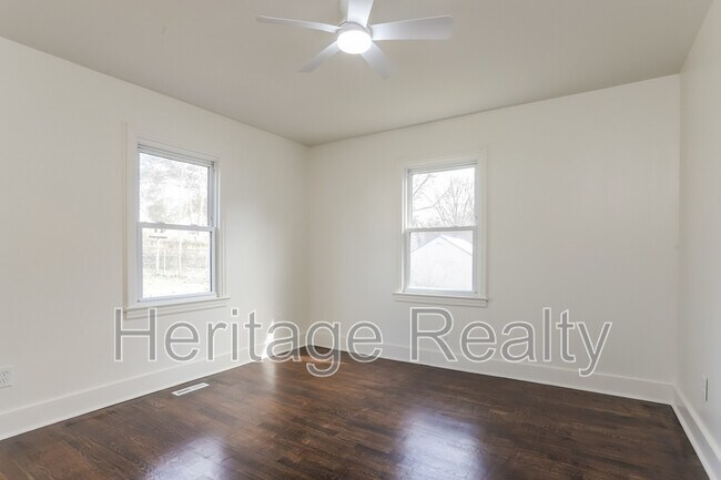 Building Photo - 921 Shamrock Ave