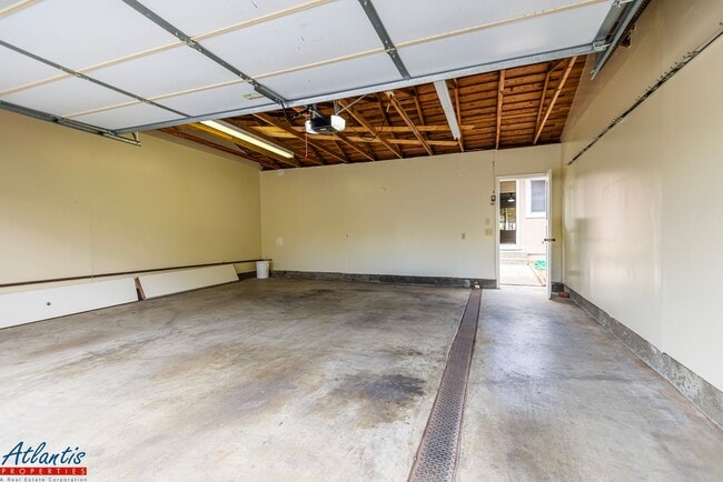 Building Photo - Lovely Townhouse | Loft | A/C | Desirable ...