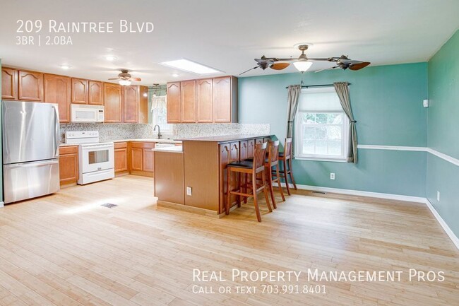 Building Photo - 209 Raintree Blvd