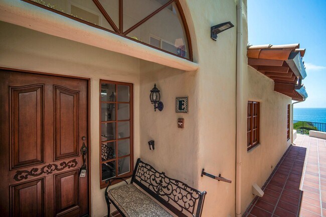 Building Photo - Dream home Located on the Bluff of Southwe...
