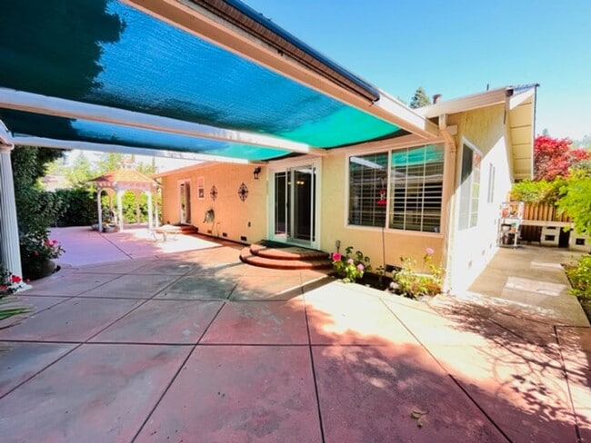Building Photo - Gorgeous 3Bd/2BA + Den/Office or 4th Bedro...