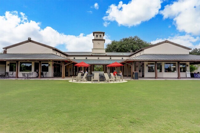 Building Photo - 902 Roy St