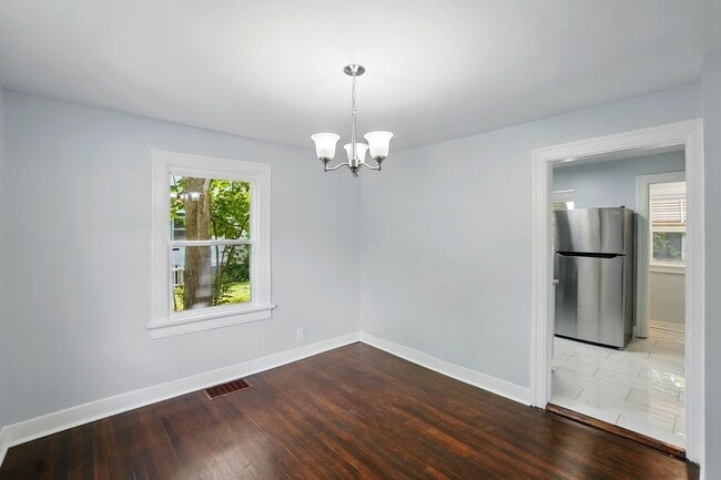 Building Photo - Two Bedroom in Dayton!