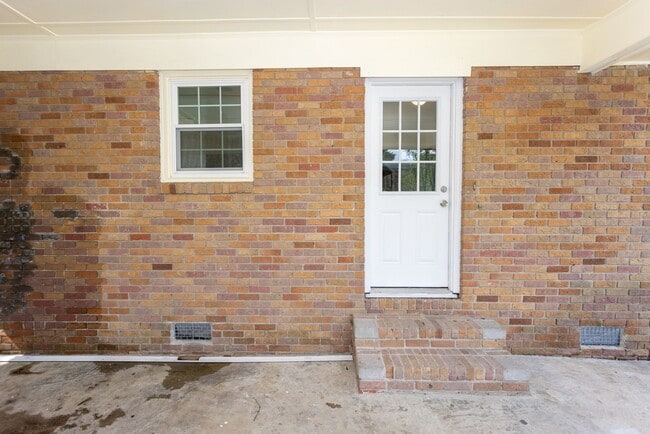 Building Photo - Welcome to this beautiful newly renovated 3-bedroom brick ranch!