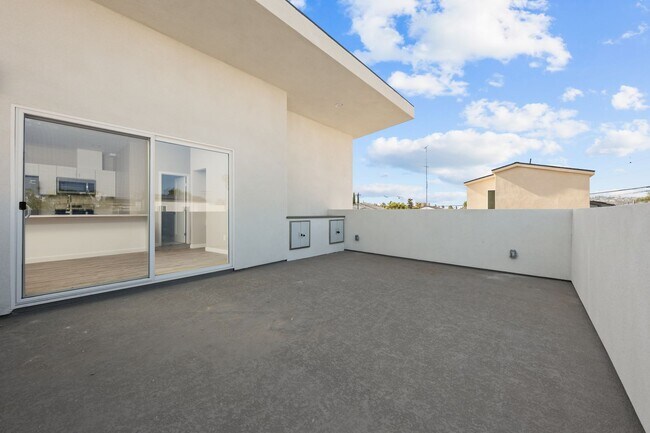 Building Photo - 6211 Mesita Dr
