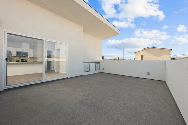 Building Photo - Private rooftop deck!