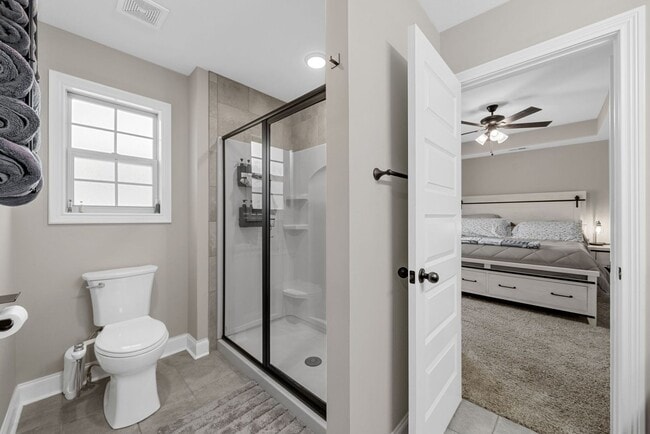 Building Photo - Like New Home Minutes from Fort Campbell!