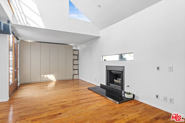 Building Photo - 1015 Marine St