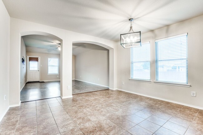 Building Photo - 1127 Roman Dr