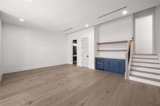 Building Photo - 5024 W Dickens Ave