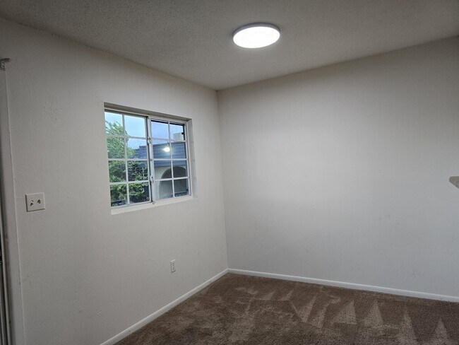 Building Photo - 5319 Sumerset St