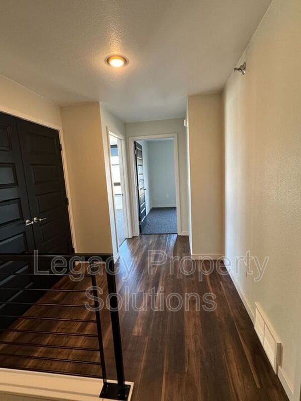 Building Photo - 208 E Greenfield Ln