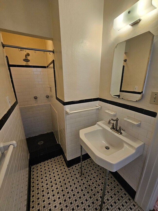 Building Photo - Westmoreland1132