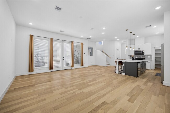 Building Photo - 208 N York St