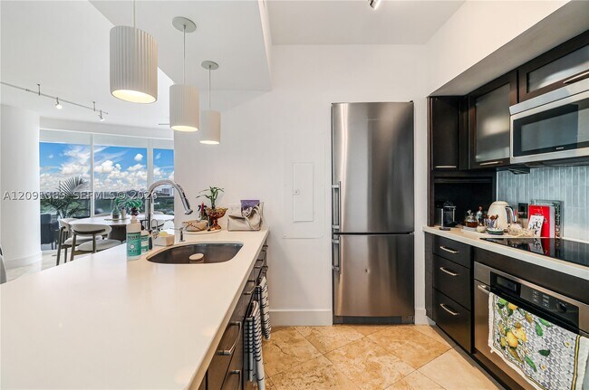 Building Photo - 2127 Brickell Ave