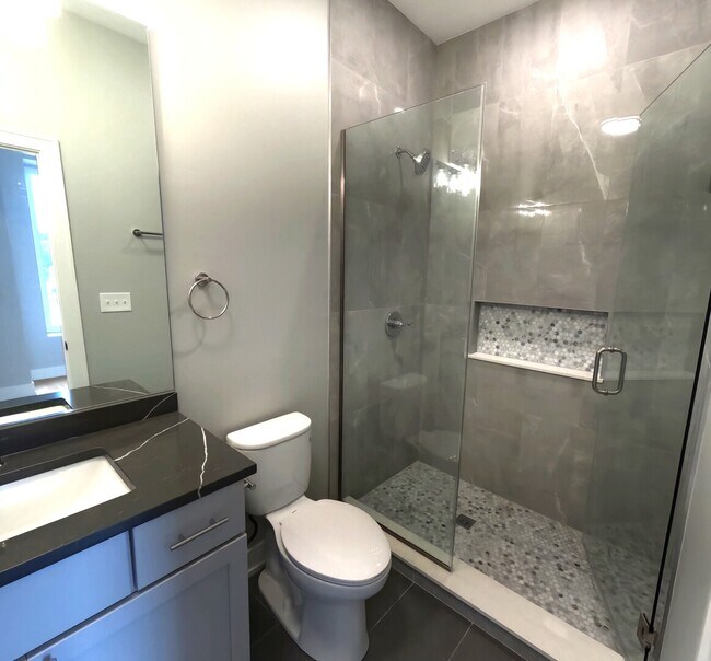 Building Photo - 2100 W 18th Pl