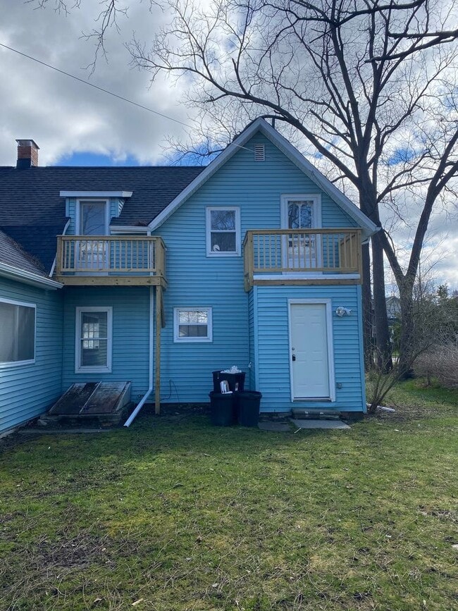 Building Photo - 2 bedroom 1/2 duplex in Lapeer