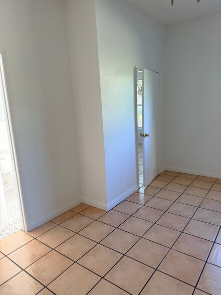 Building Photo - 869 Lincoln Ave