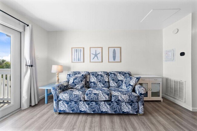 Building Photo - 1118 W Beach Blvd