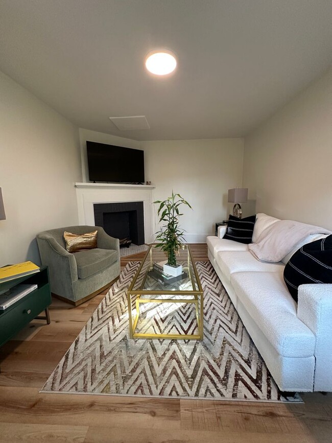 Building Photo - 3 bedroom, 2 bath, furnished Kingsport, TN