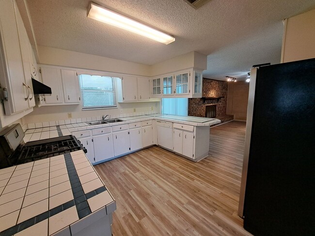 Building Photo - Affordable 3BR/2BA Pool Home