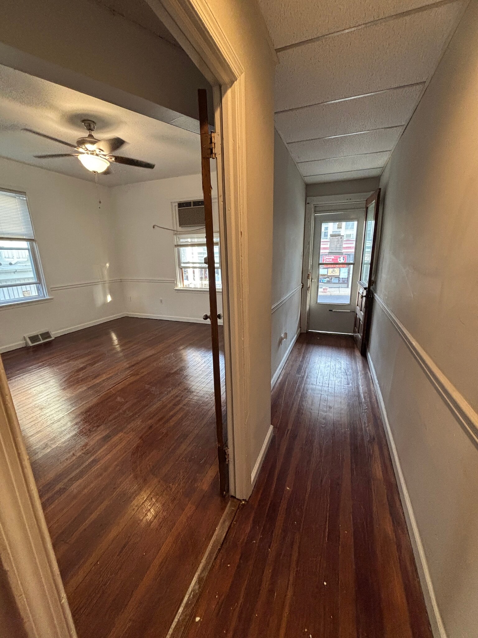 Shared hall space to front door. - 17 E Glenside Ave