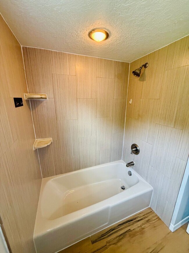 Building Photo - Boater's Dream: 4/2.5/3CG home in exclusiv...
