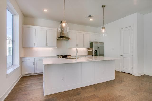 Building Photo - 112 E Oscar Dr