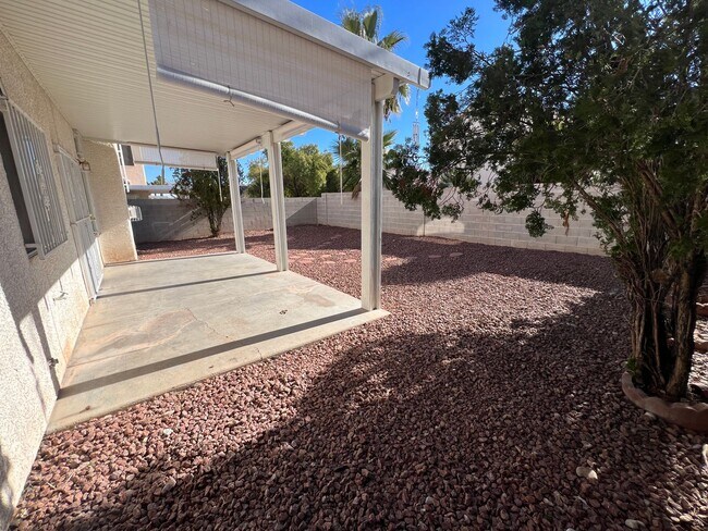 Building Photo - Don't Miss Out On This Beauty