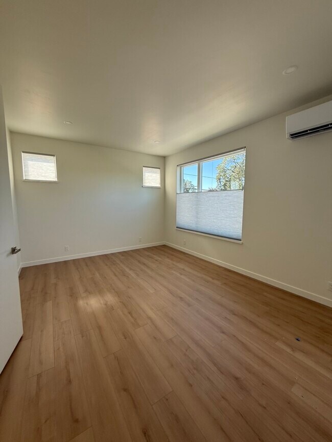 Building Photo - 2212 Emerson Dr