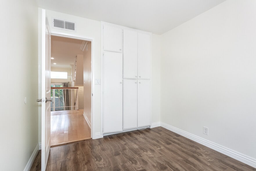 Main Level : Bedroom #1 - 5353 Corteen Plz