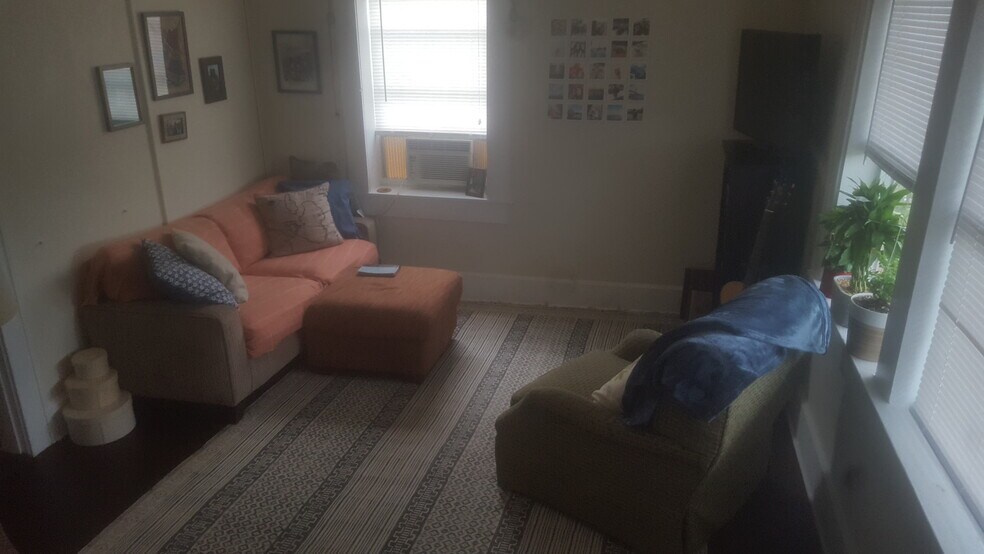 Living space, with furnishing - 524 Dr MLK Jr St S