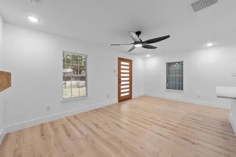 Building Photo - 842 E Laramie Ln