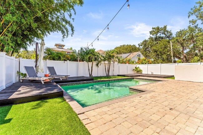 Building Photo - Experience Elegance and Comfort: Spacious ...