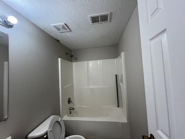 Building Photo - 604 N McLemore Ave