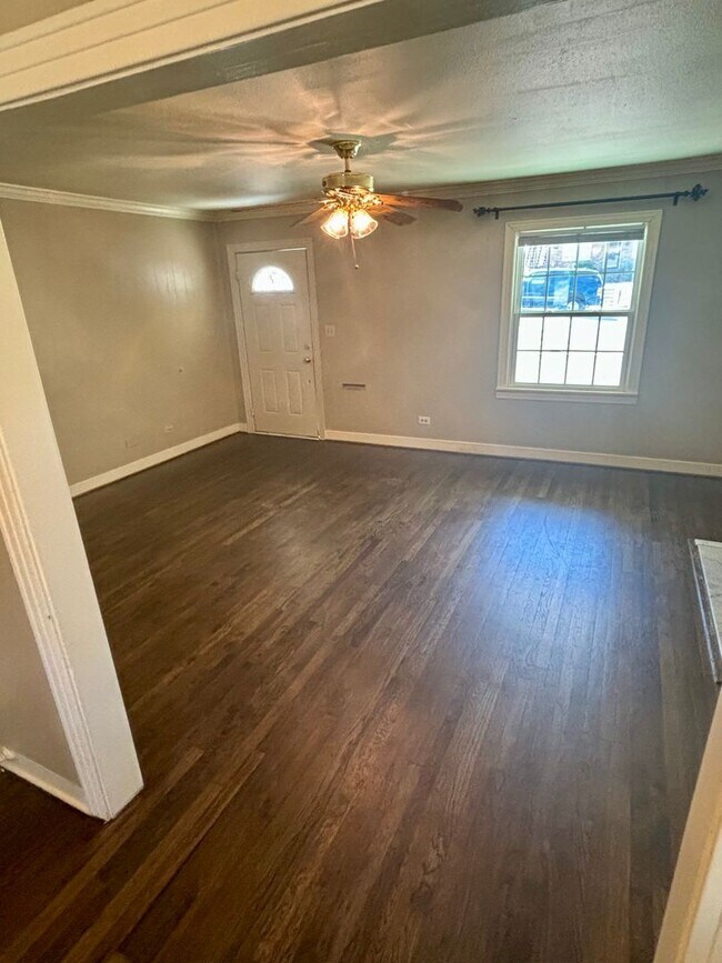 Building Photo - Cute Cottage For Rent!