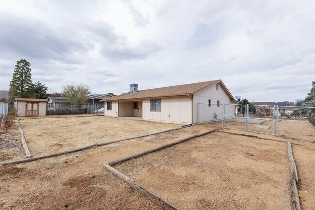 Building Photo - 3 bedroom 2 bathroom Ranch Style Home in Prescott Valley!